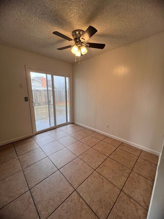 Foto del edificio - 1558 E. KAREN AVE  4 BEDROOM 2.5 BAHTROOMS...