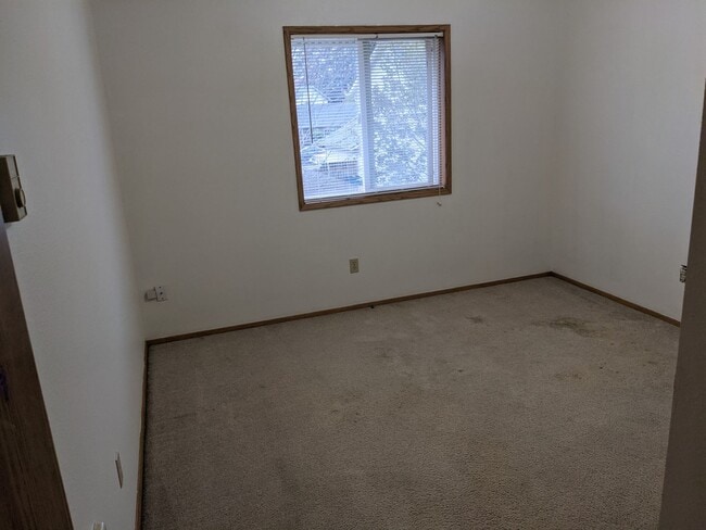 Building Photo - Large 4 bedroom