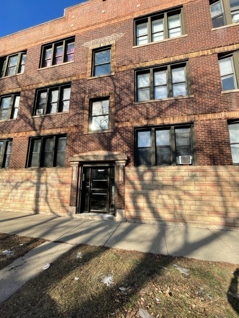 Primary Photo - 3140 W Leland Ave