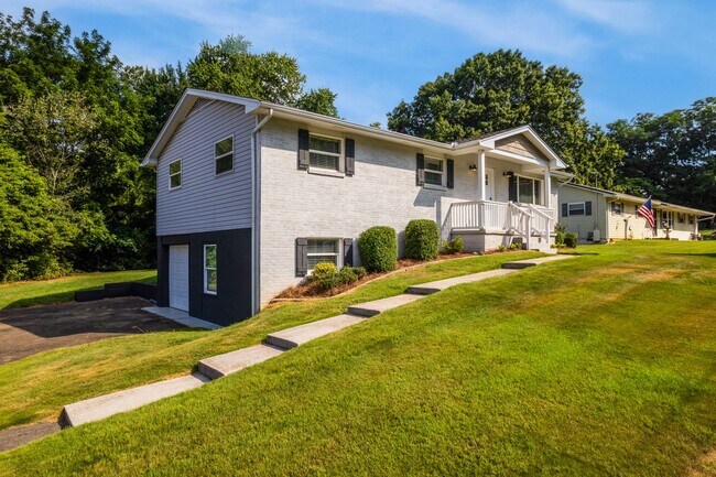 Building Photo - Knoxville 37934 - Farragut Schools - Recen...
