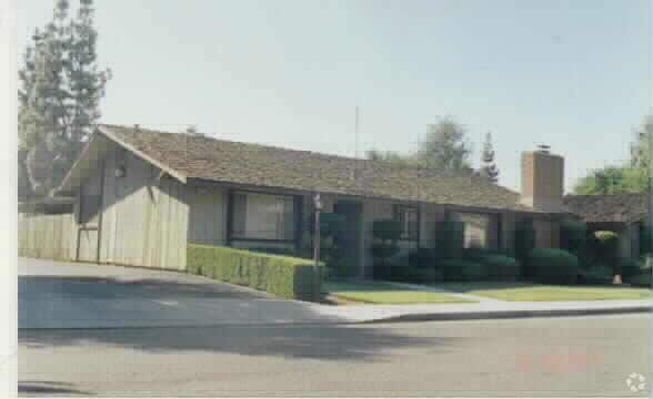 Building Photo - 4671 N Glen Ave