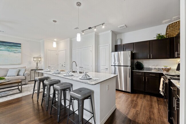 Cocina con isla de Auberge of Burleson - Auberge of Burleson