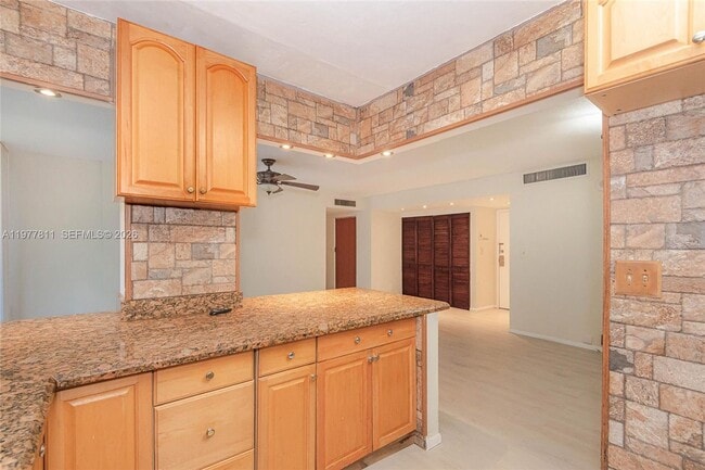 Foto del edificio - 17021 N Bay Rd