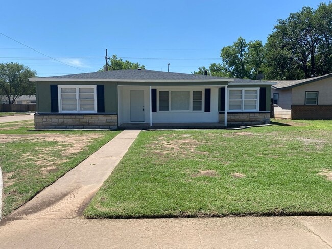 Building Photo - 3 bedroom in the Heart of town.
