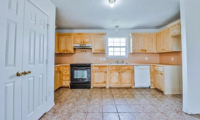 Building Photo - 2441 E 30th St