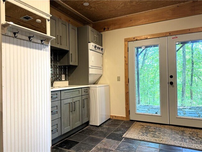 Building Photo - 438 Hunters Trce