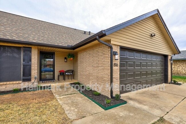 Building Photo - 816 N Briarcliff Dr