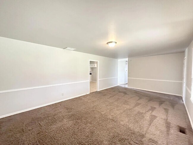 Foto del edificio - 3 Bed/1 1/2 Bath/1 Car with Carport