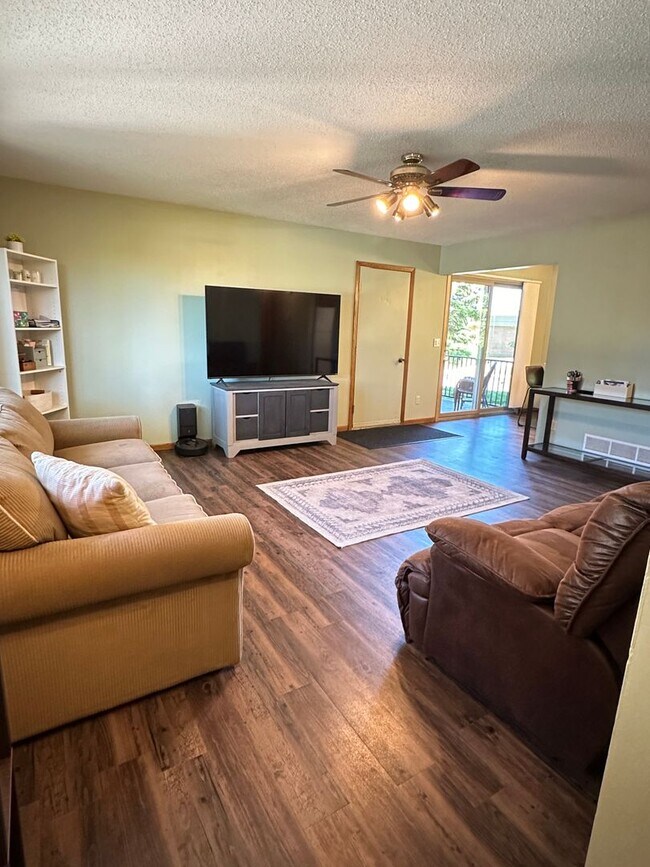 Building Photo - Plymouth Twin Home, 2 Car Garage, Dishwash...