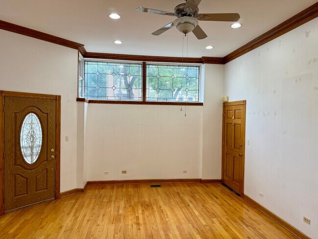 Foto del edificio - 1356 N Bell Ave