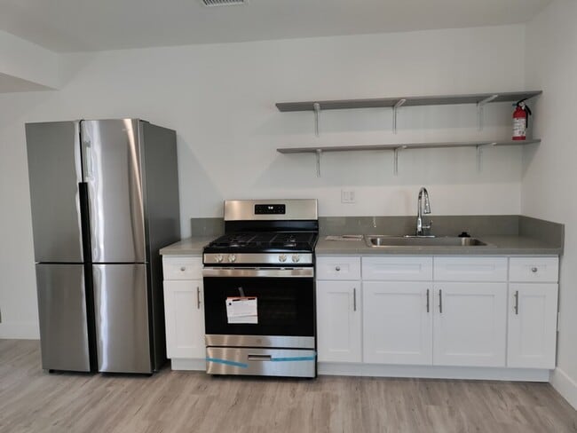 Building Photo - Private Bedroom w Personal Bathroom & Shower, shared student-oriented space