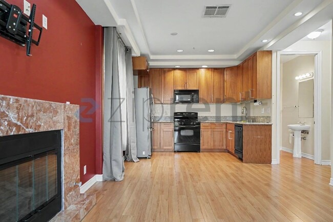 Building Photo - Unit 5