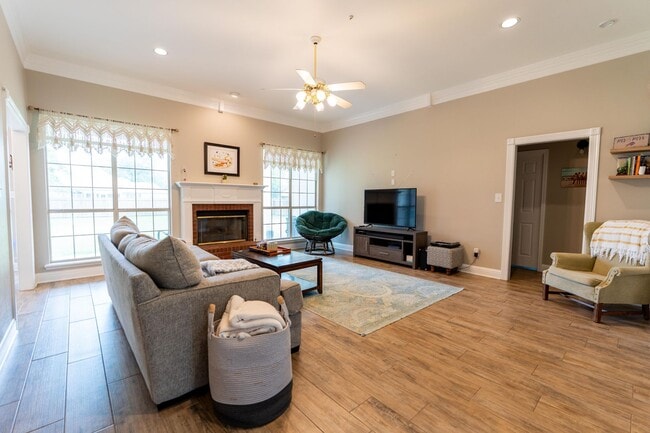Building Photo - Beautiful 4 bed/2 bath home in Lakewood Su...