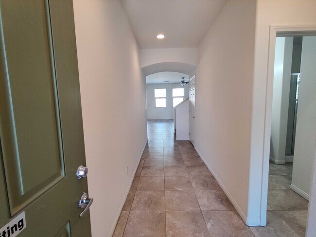Building Photo - Beautiful 5 bedroom house with 1 bed downs...