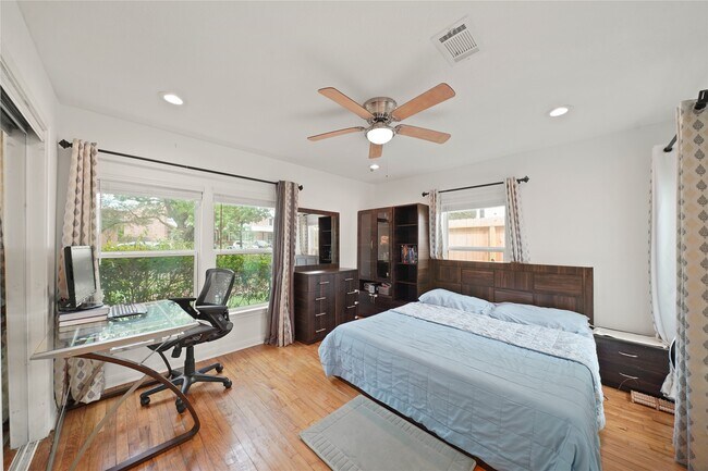 Building Photo - 4019 Blue Bonnet Blvd