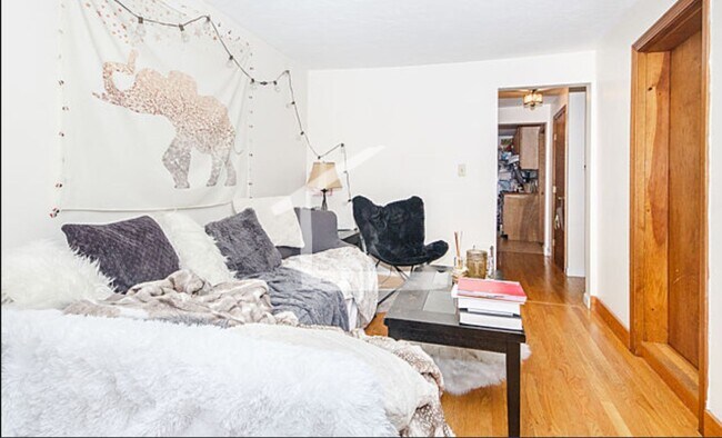 Foto del edificio - Avl 7/1 - Charming Charles St 2BR w/update...