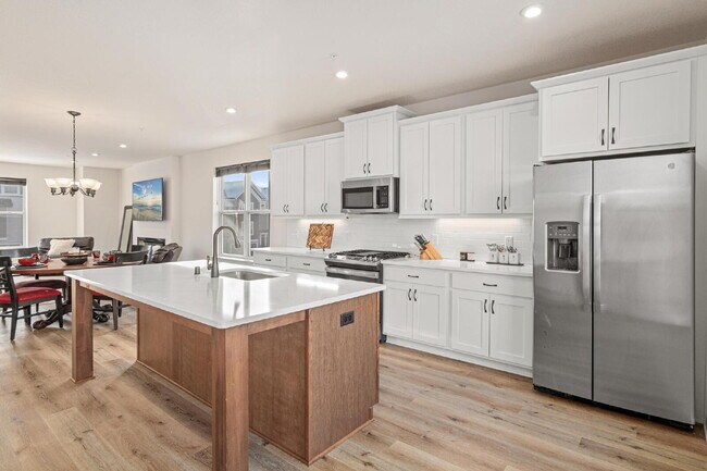 Foto del edificio - "Spacious 3-Bed Townhouse with 2.5 Baths in Maple Grove – A Perfect Retreat at 2405 Sq Ft!"