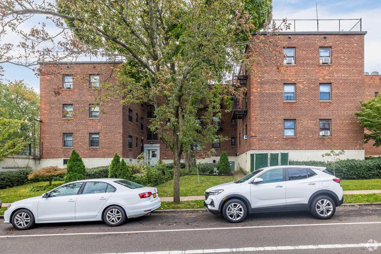 Stephen Gardens Apartments in Kew Gardens Hills, NY