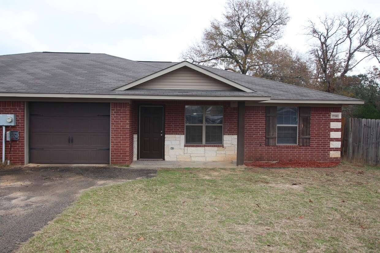 Primary Photo - COMING SOON! 3 Bedroom Duplex for Rent in ...