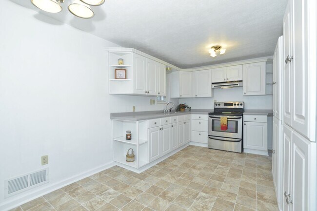 Cocina con estufa y refrigerador - 135 Elmont St