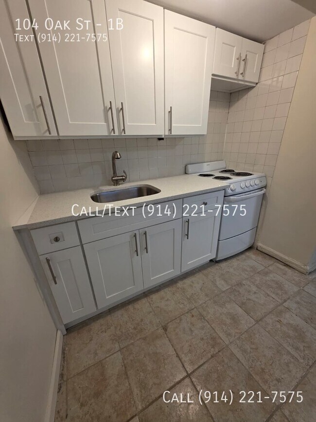 Building Photo - 104 Oak St