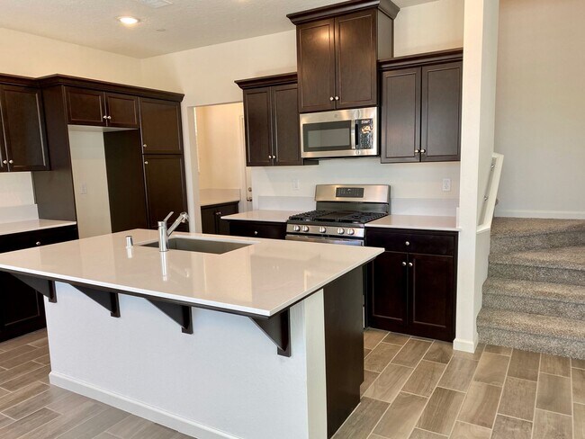 Foto del edificio - $2,195 Alluvial & Fowler, 3 Bedroom - N. B...