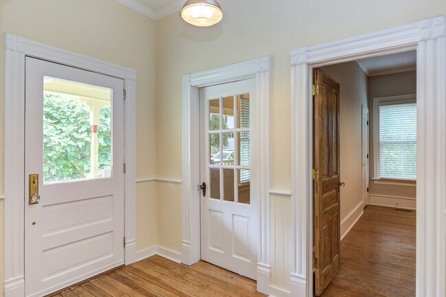 Building Photo - 510 Oakwood Ave