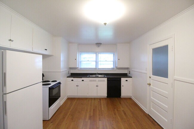 Building Photo - 2 Bedroom 1 Bath Home In Roeland Park