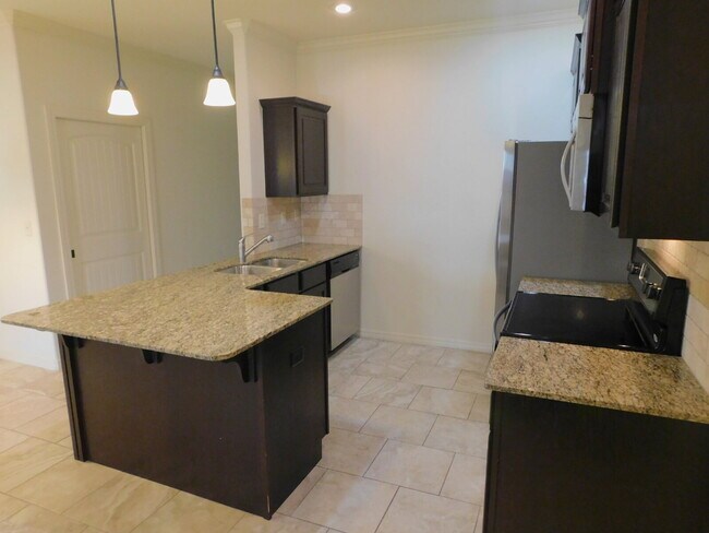 Foto del edificio - Gorgeous! Near Washington Regional and the Bike Trail! To schedule your own showing, 479-341-6744.
