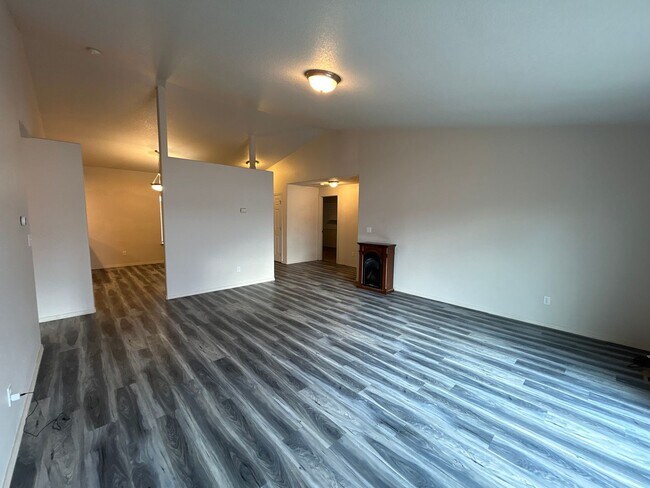 Foto del edificio - 3 Bedroom / 2 Bathroom Home in SE Madras