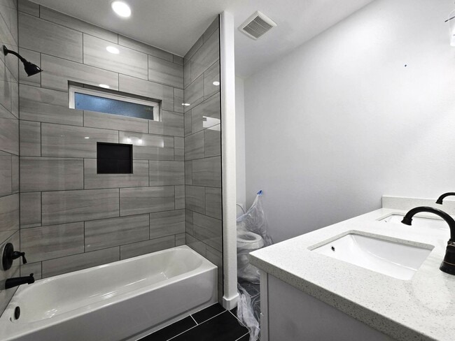 Building Photo - 14811 Wallach Dr