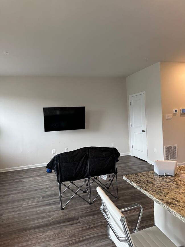 Building Photo - Beautiful 3 Bedroom Home