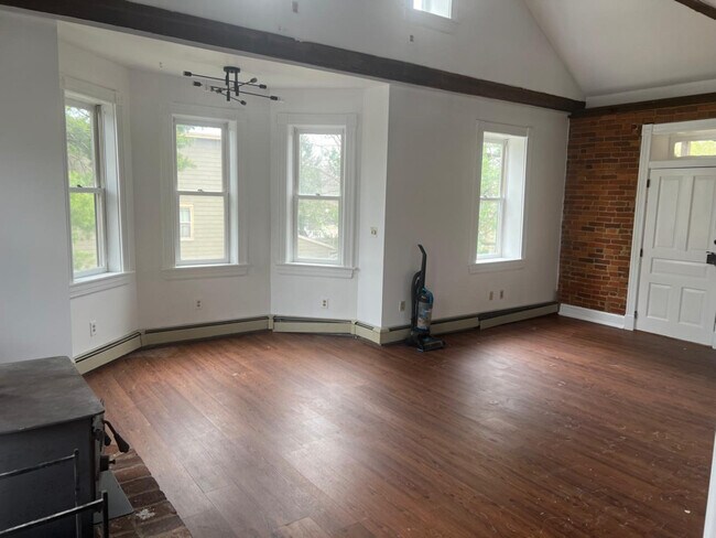 Foto del edificio - 210 E Main St