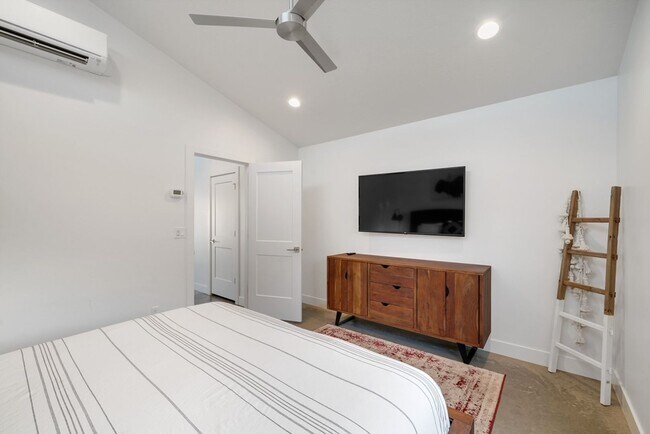 Building Photo - FURNISHED Property!