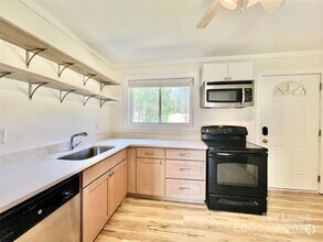 Building Photo - 5435 Lantana Ave