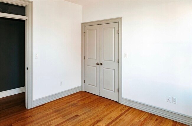 Foto del edificio - 643 E 5th St