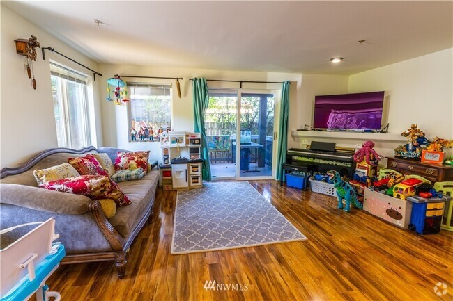 Building Photo - 3836 W Lake Sammamish Pky NE