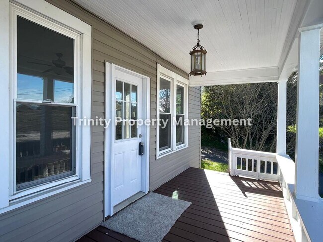 Building Photo - 309 Hedge St