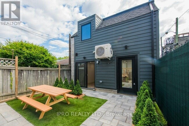 Building Photo - 455 Ossington Ave