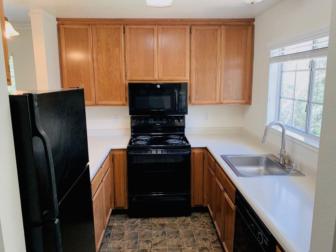 Building Photo - Beautiful Upstairs 2 Bedroom 2 Bath Unit Just Minutes from the Plaza!