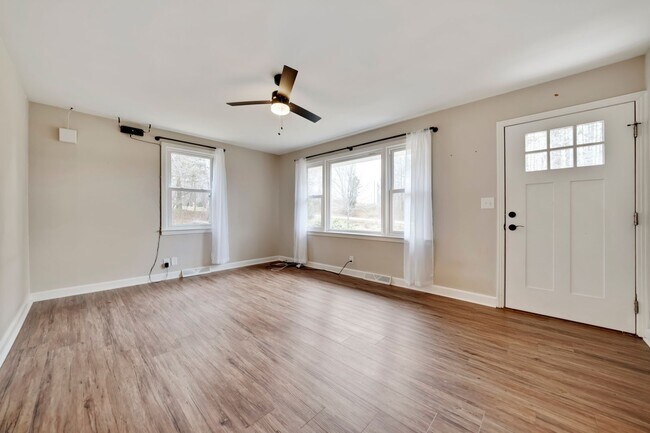 Building Photo - Renovated 3 bed, 1 bath with screened porc...