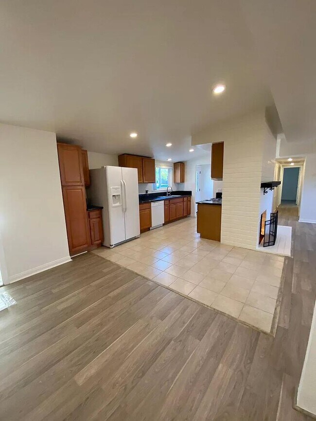 Building Photo - Central costa Mesa 5 bdrm home