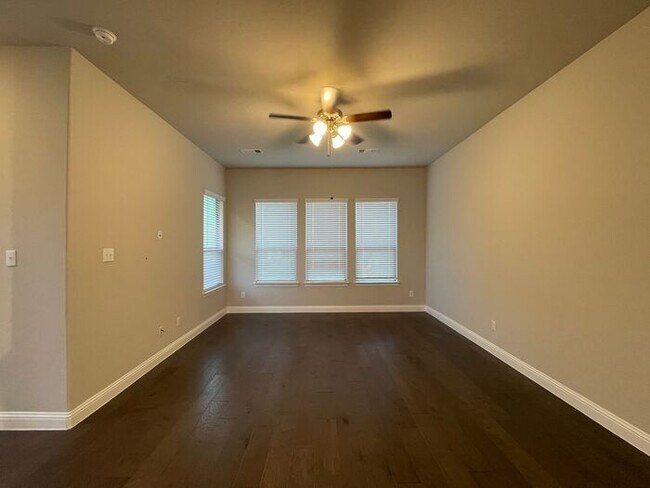 Building Photo - Flower Mound townhome like new ready for o...