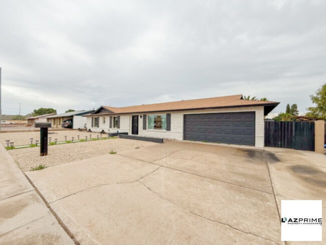 Photo - Beautiful 4/2 Phoenix House!