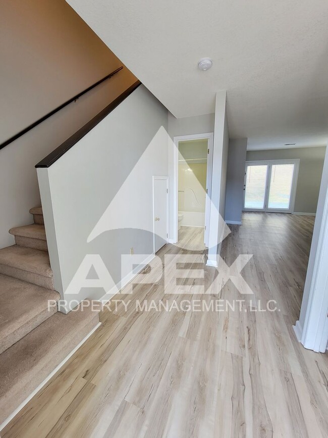 Building Photo - WEST KNOX - Spacious 2Bd/2Ba Condo in Silverbrook!