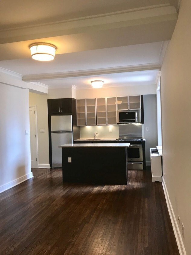 Primary Photo - 210 W 70th St