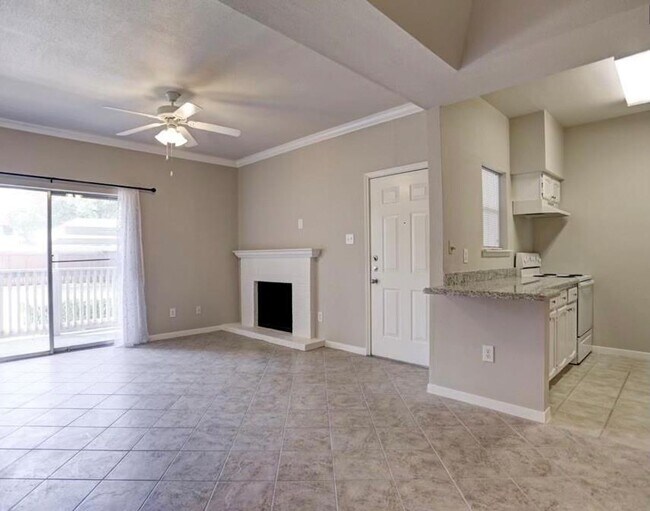 Foto del edificio - Prime Location in West University Area! First floor unit with open floor plan, tile floors throug...