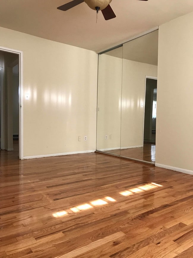 Master Bedrom - 2 Virginia Dr