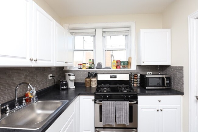 Foto del edificio - 3823 N Greenview Ave