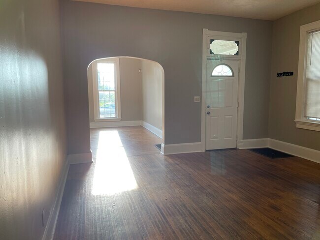 Entryway - 1122 S 4th St